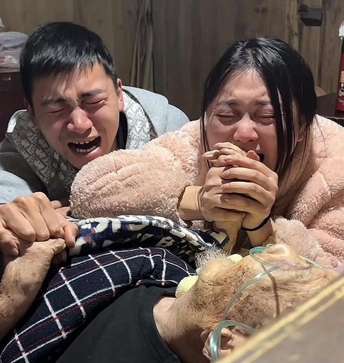 94岁爷爷早早站在路口送去世发小