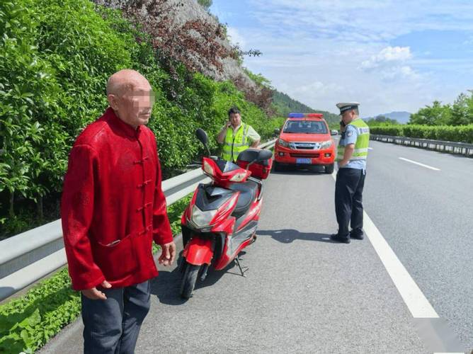 越野车山路逆行 交警霸气拦截