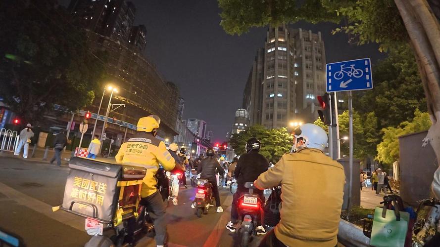 广州游客驱车2000多公里去见鸡排哥