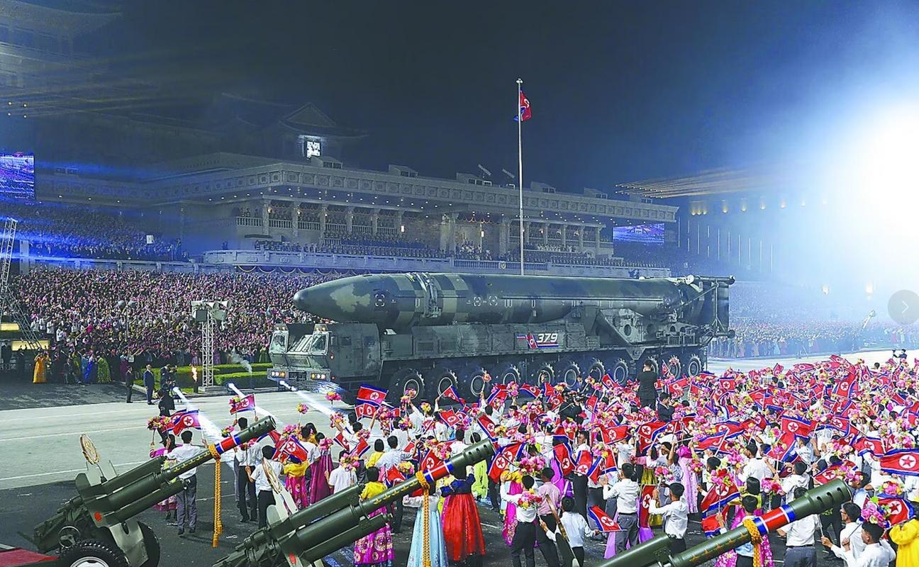 朝鲜举行盛大阅兵式