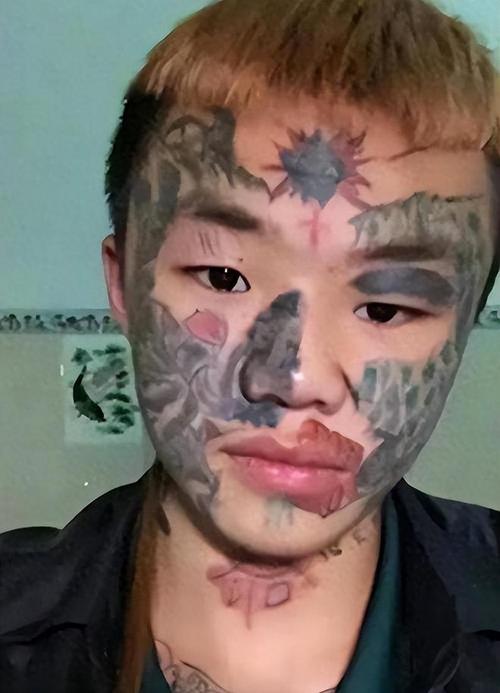 “纹面男孩”称再洗2次纹身就干净了