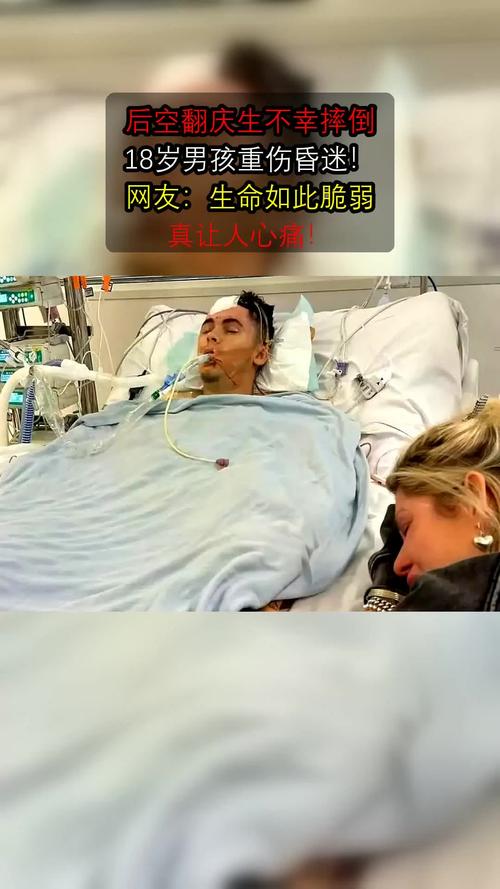 男孩后空翻碰倒靠垫 女孩出手相助
