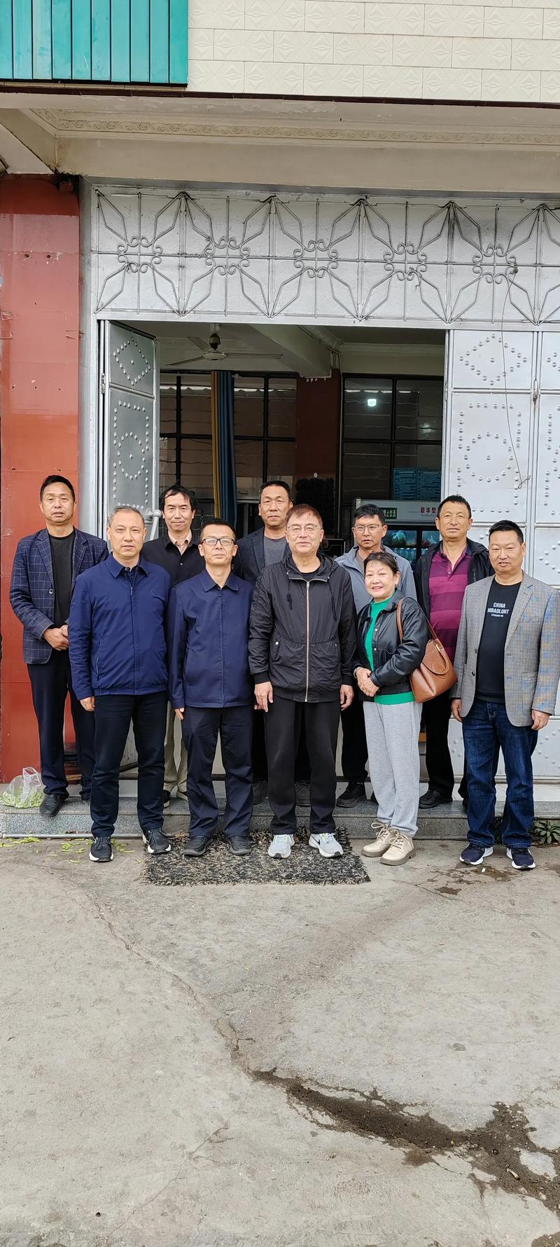 学生毕业44年自驾400公里看初中老师