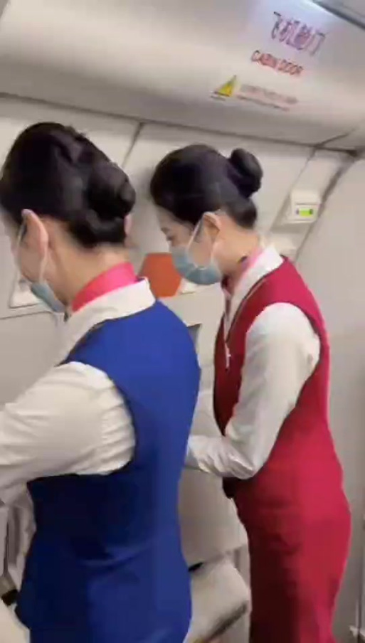 山航空姐全面换穿平底鞋