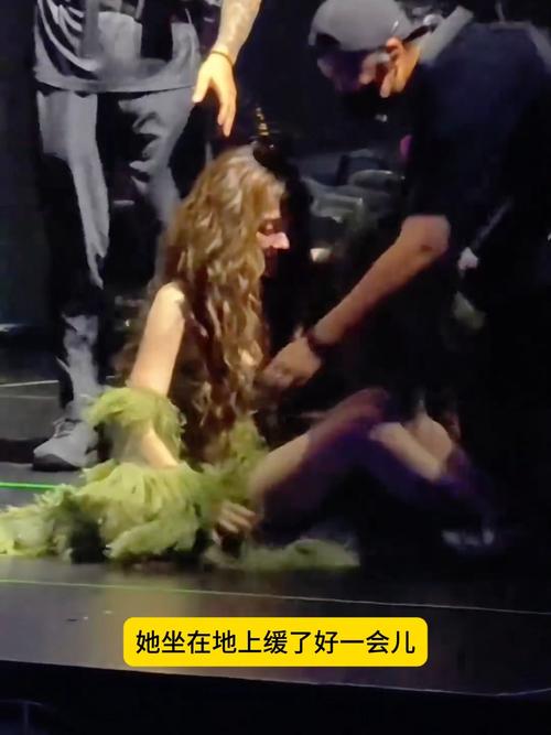 张靓颖回应摔下舞台：我没事！
