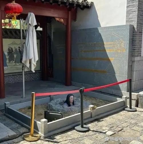 景区雕塑被指恐怖 园方:已部分拆除