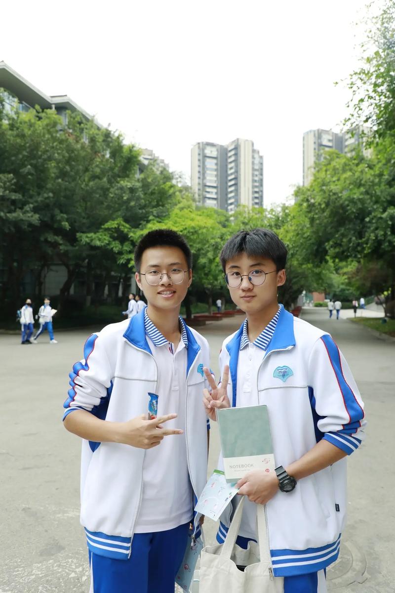 成都七中校服潮到巴黎时装周