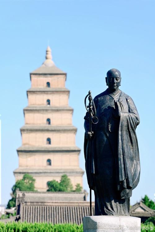 大雁塔玄奘铜像长满青苔系AI生成