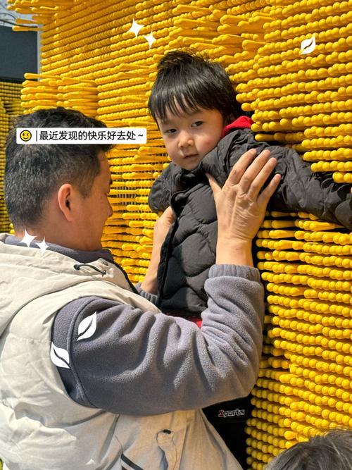 “棉花糖爷爷”隔着栏杆投喂小学生