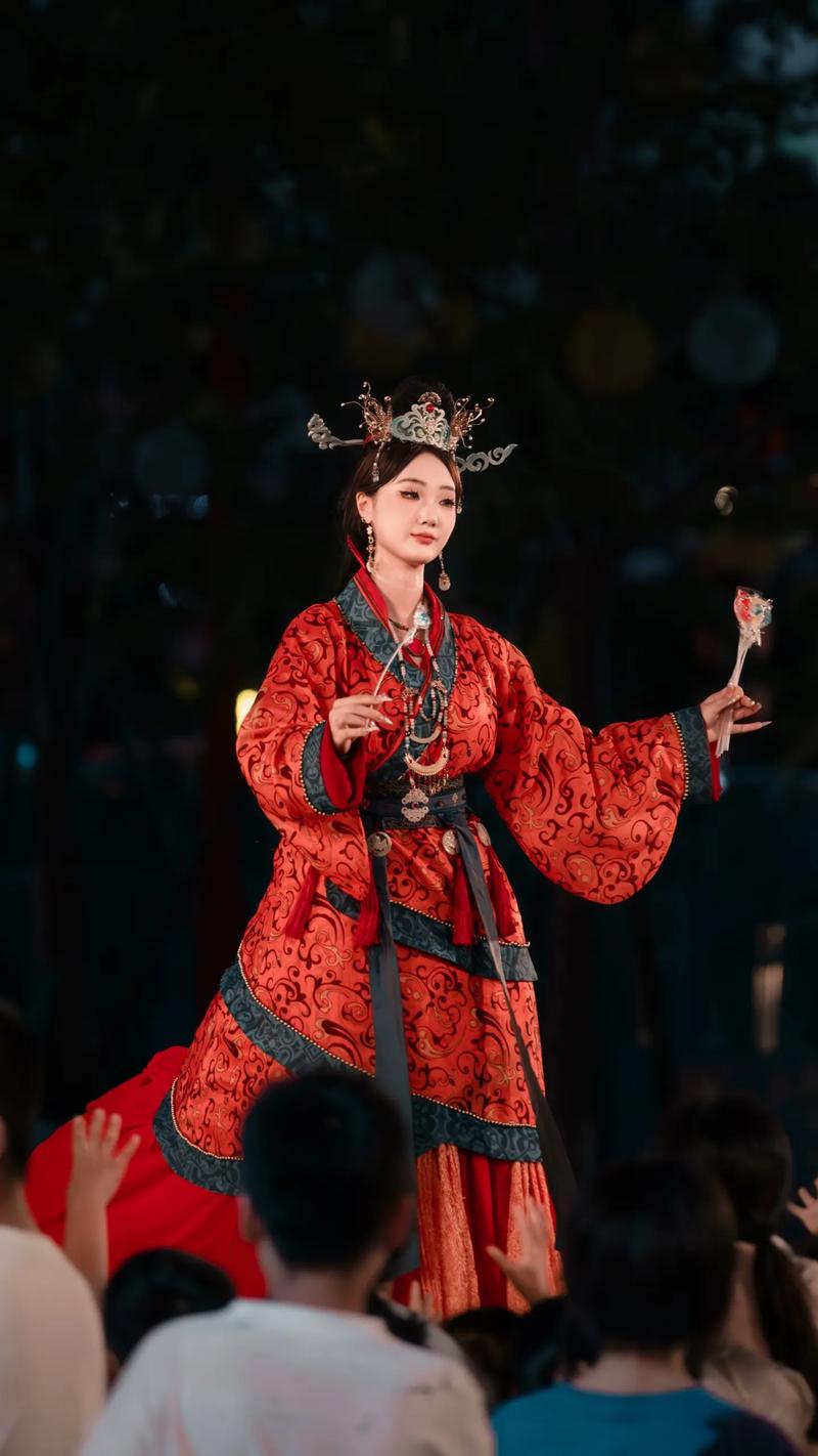 西安“不倒翁小姐姐”正式复出