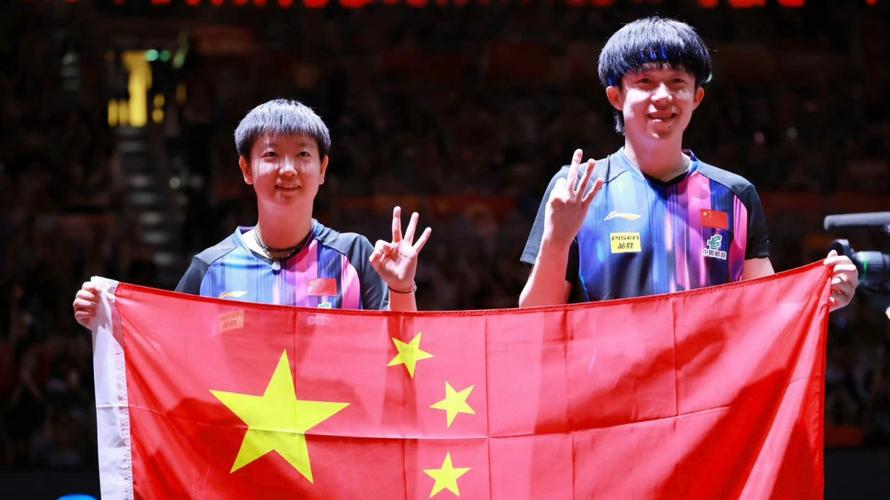国乒女团高举国旗庆祝
