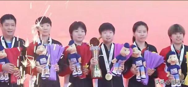 国乒女团高举国旗庆祝
