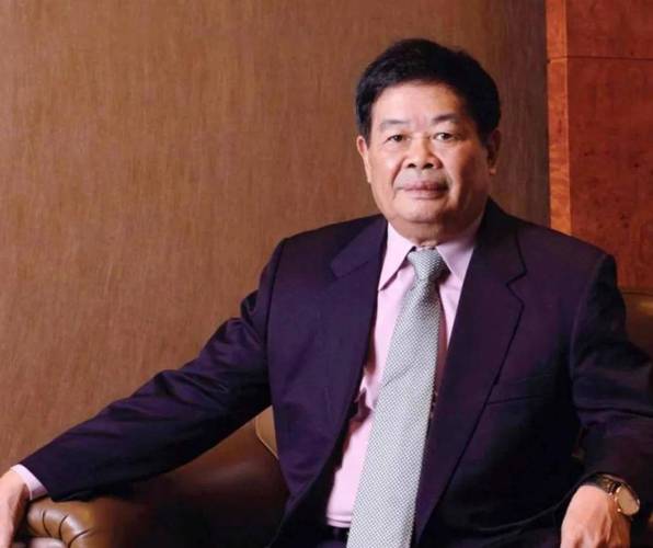 “玻璃大王”曹德旺卸任 交棒长子