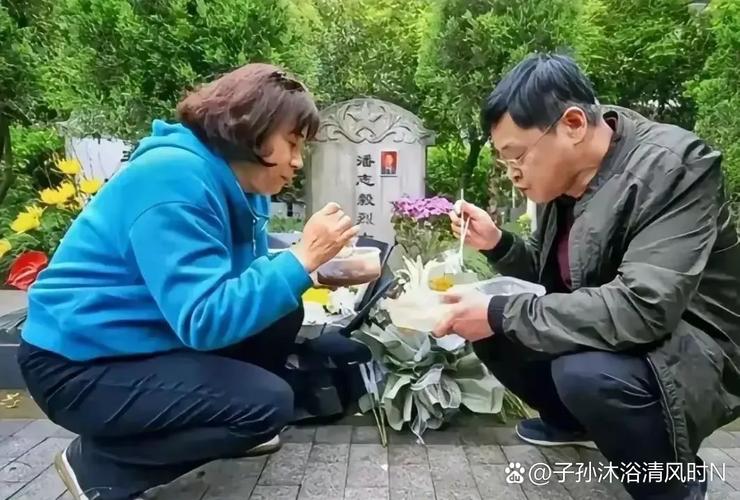 亲人冒雨祭拜23岁志愿军烈士温秉仁