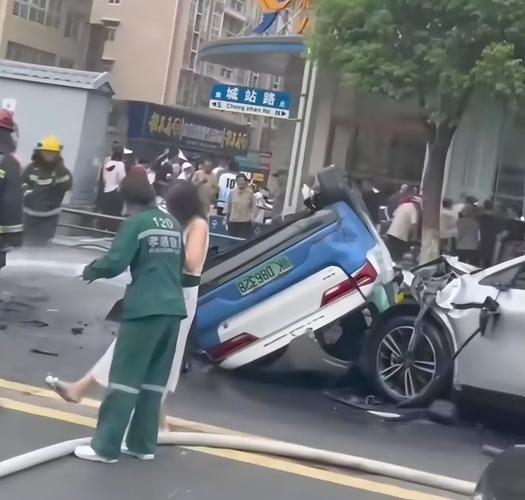 男子拍到路边出租车集体“侧翻”