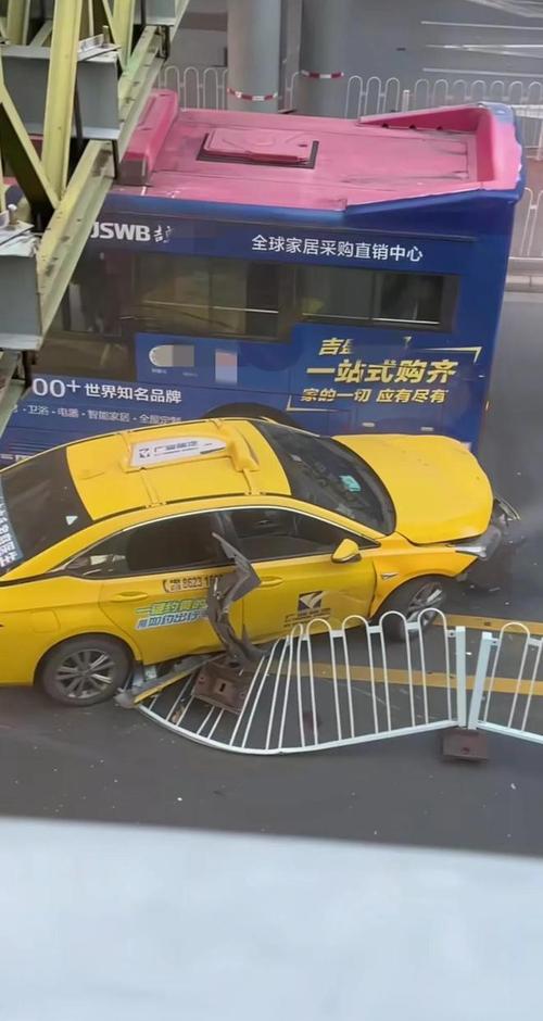 男子拍到路边出租车集体“侧翻”