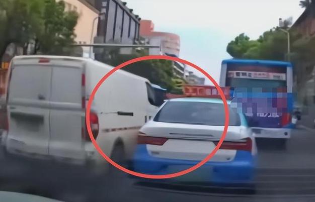 男子拍到路边出租车集体“侧翻”
