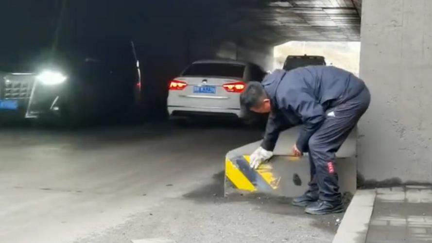 男子上下班途中把桥洞反光板擦干净