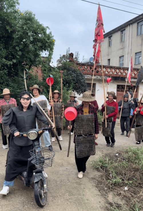 小伙带村里老人拍“夕阳红版三国”