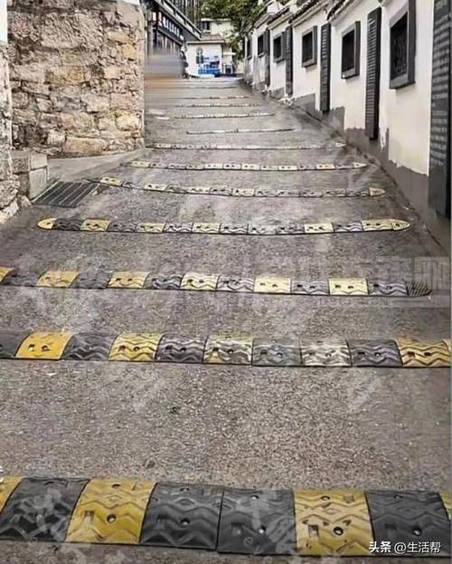 贵州一20米下坡路装了16条减速带