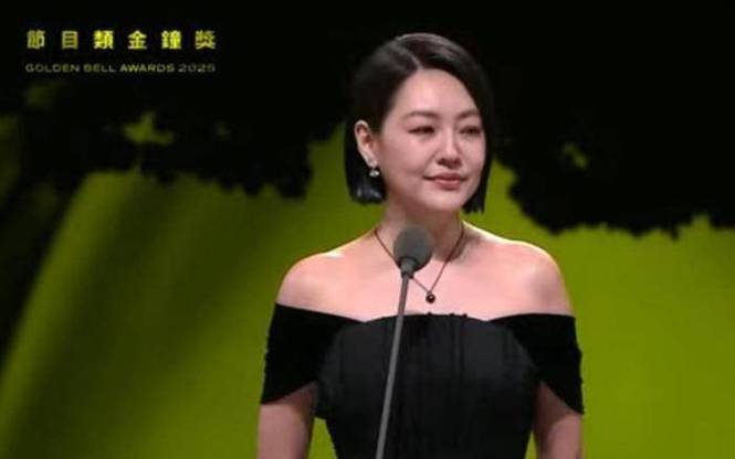 小S夺金钟奖 后台崩溃大哭