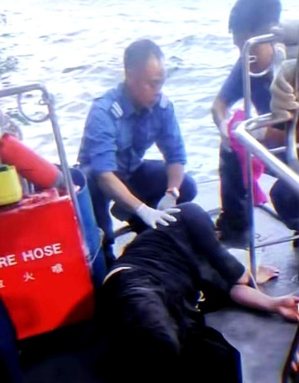 男子救人被卷入大海 带血成功上岸