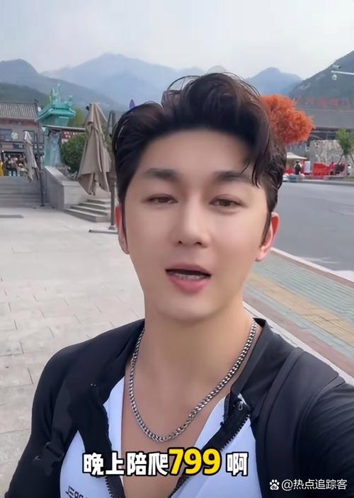 35岁陪爬泰山男演员转行景区NPC