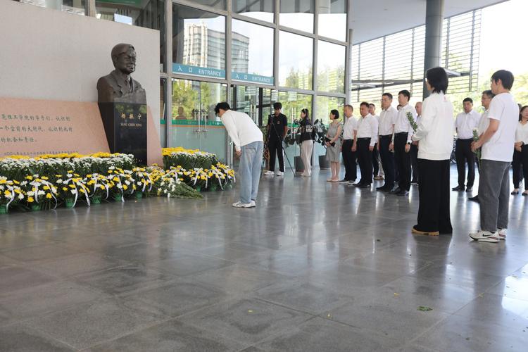 杨振宁雕像前放满鲜花