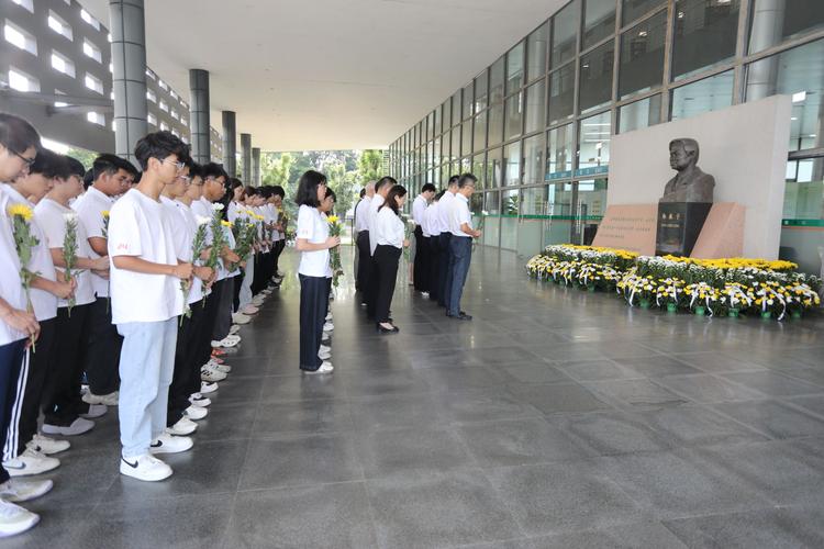 杨振宁雕像前放满鲜花
