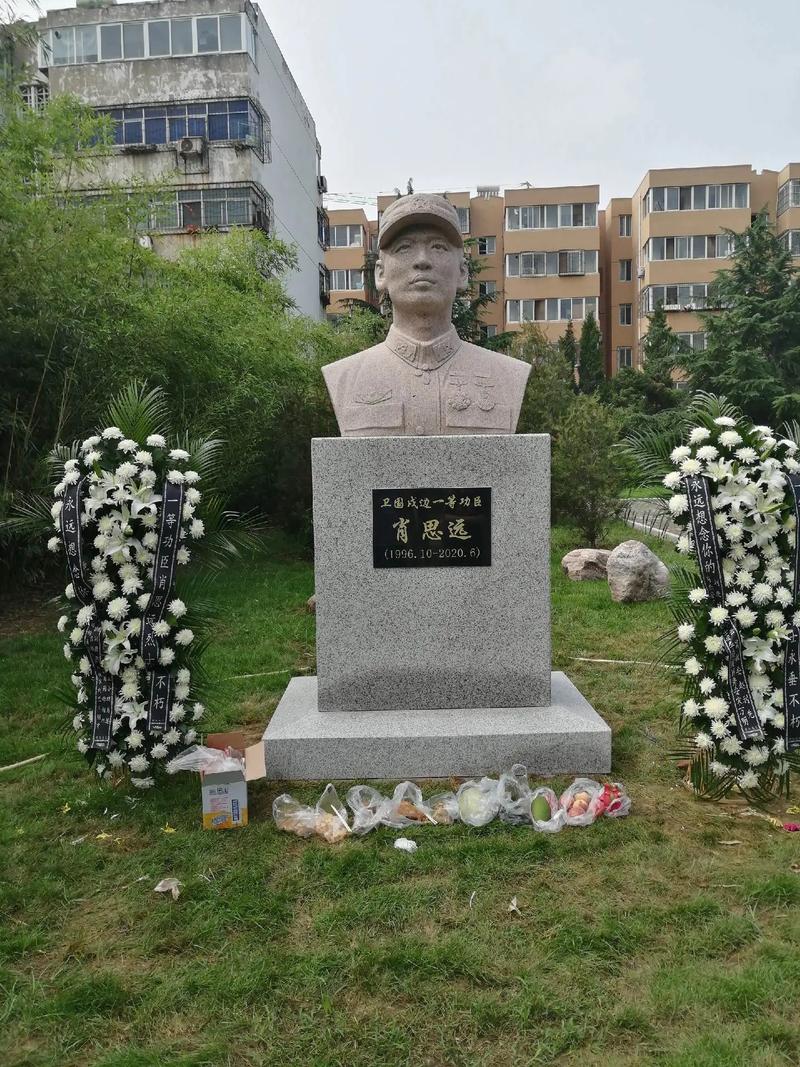 杨振宁雕像前放满鲜花