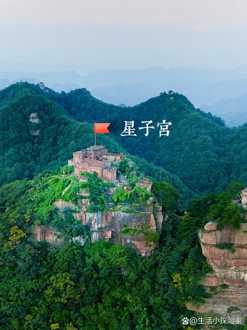驴友登山发现大量“蛇出没”告示牌