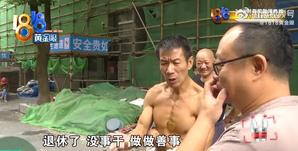 退休大爷把房子让给40条狗住