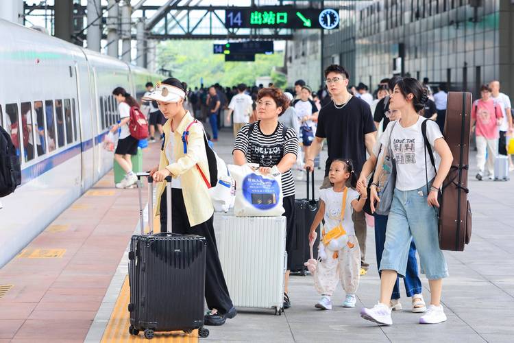 全国最忙高铁站上演名场面