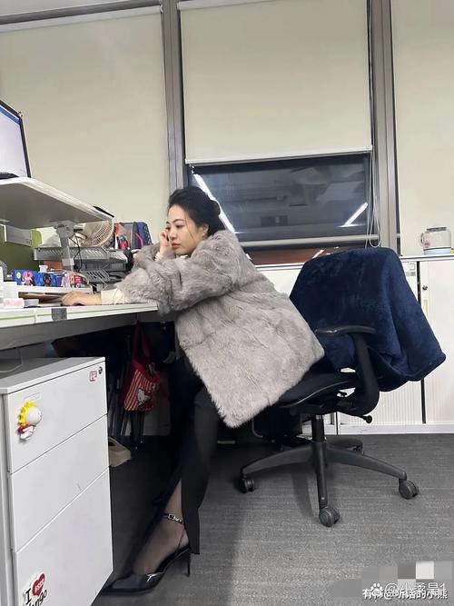 00后女生拍摄75岁老会计同事走红