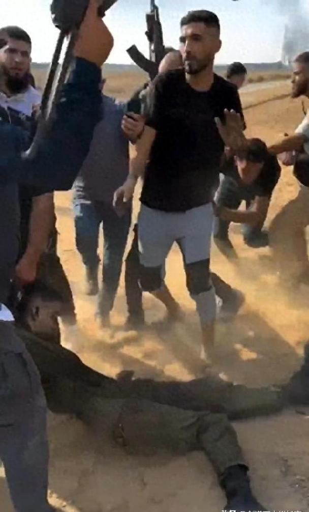 以色列士兵顺手偷走滑板车被拍下
