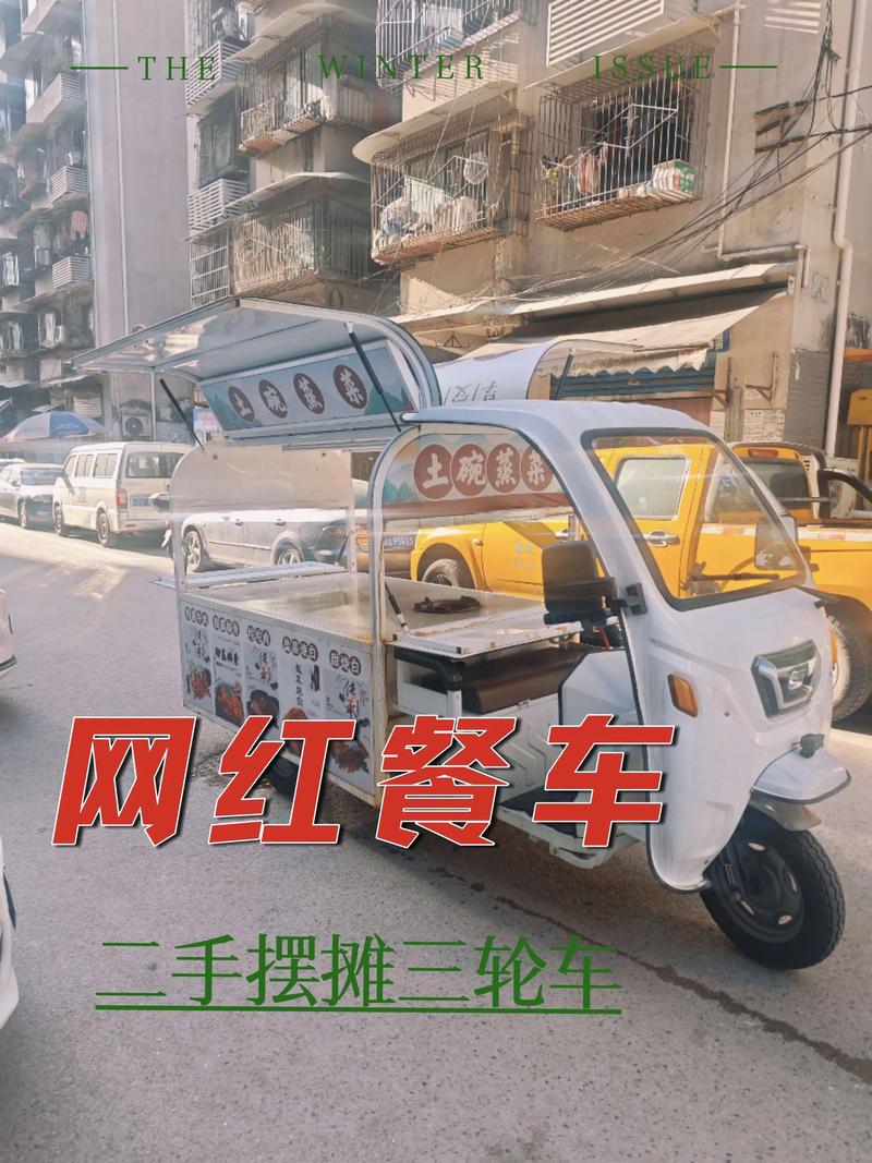 南宁一“巨无霸”摆摊餐车上路被罚