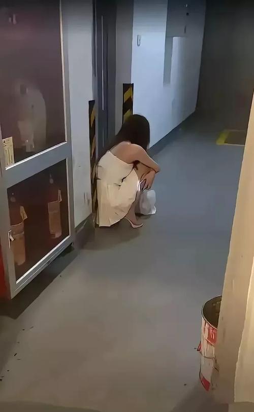 女子私开消防栓当街洗衣