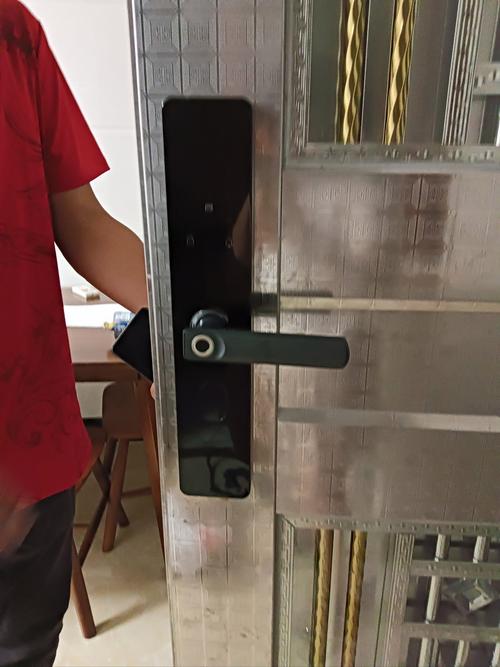 男子多次用指纹解开邻居智能门锁