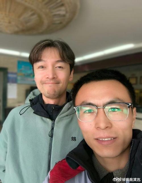 胡歌陈龙现身青海