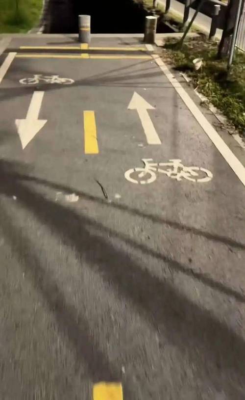 深圳一骑行道地标指引是多级台阶