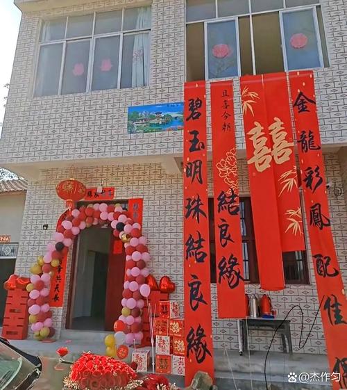 村民抛撒糍粑红包分享新房封顶喜悦