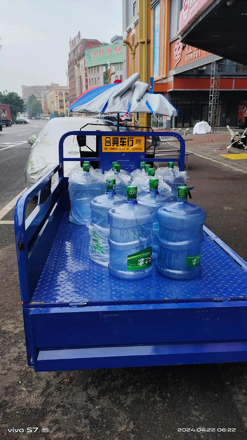 87岁大爷送桶装水 网友捐款送推车