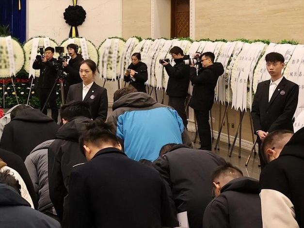杨振宁告别仪式:遗体安卧翠柏丛中