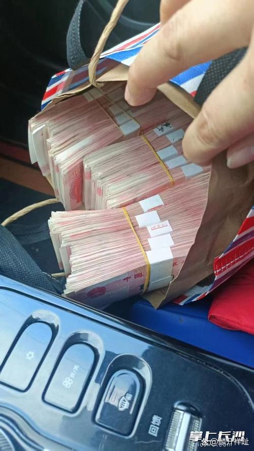 15万现金被男子当垃圾扔了