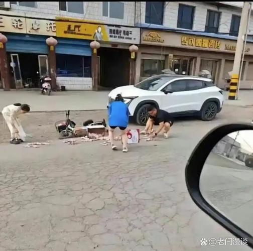 安徽一狮子街头狂奔 有人拿铁锹追