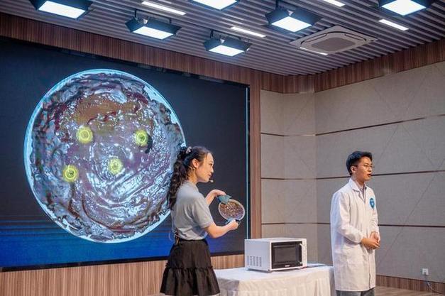 毛宁向世界分享中国“人造太阳”