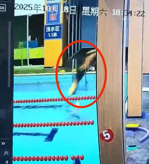 男子浅水区跳水身亡 游泳馆回应