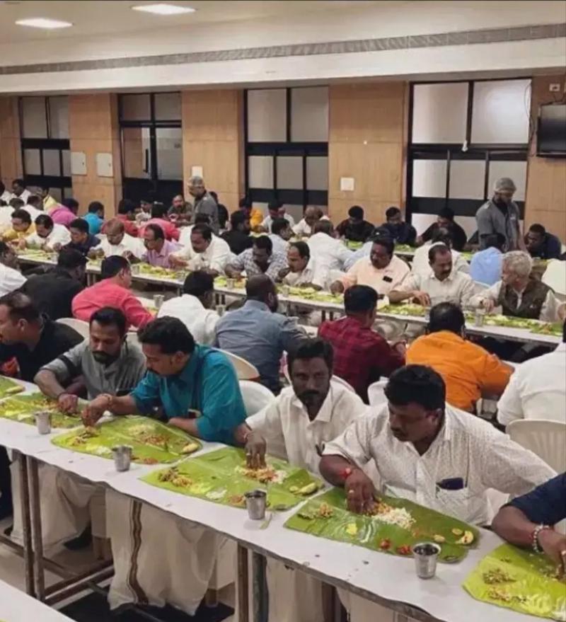 深圳地铁回应印度人在车上吃手抓饭