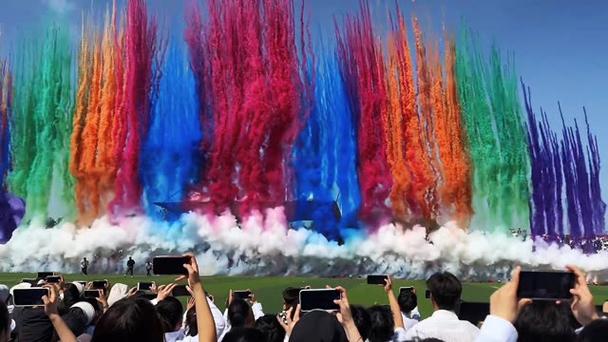 高校回应运动会放烟花产生浓烟