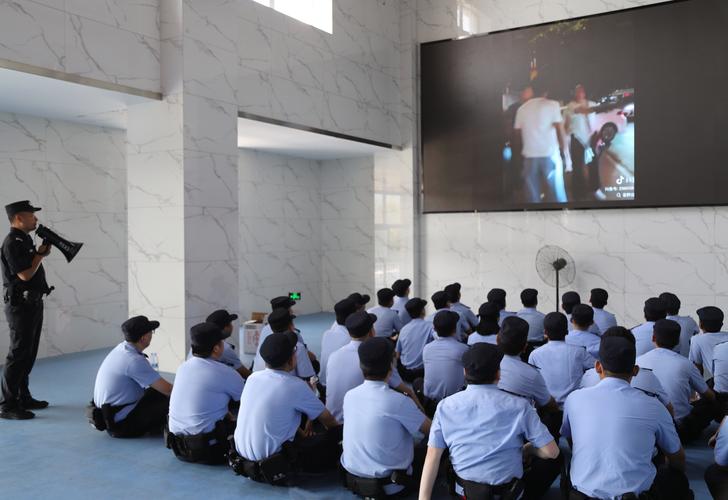 这个培训班一半以上的警官不能露面